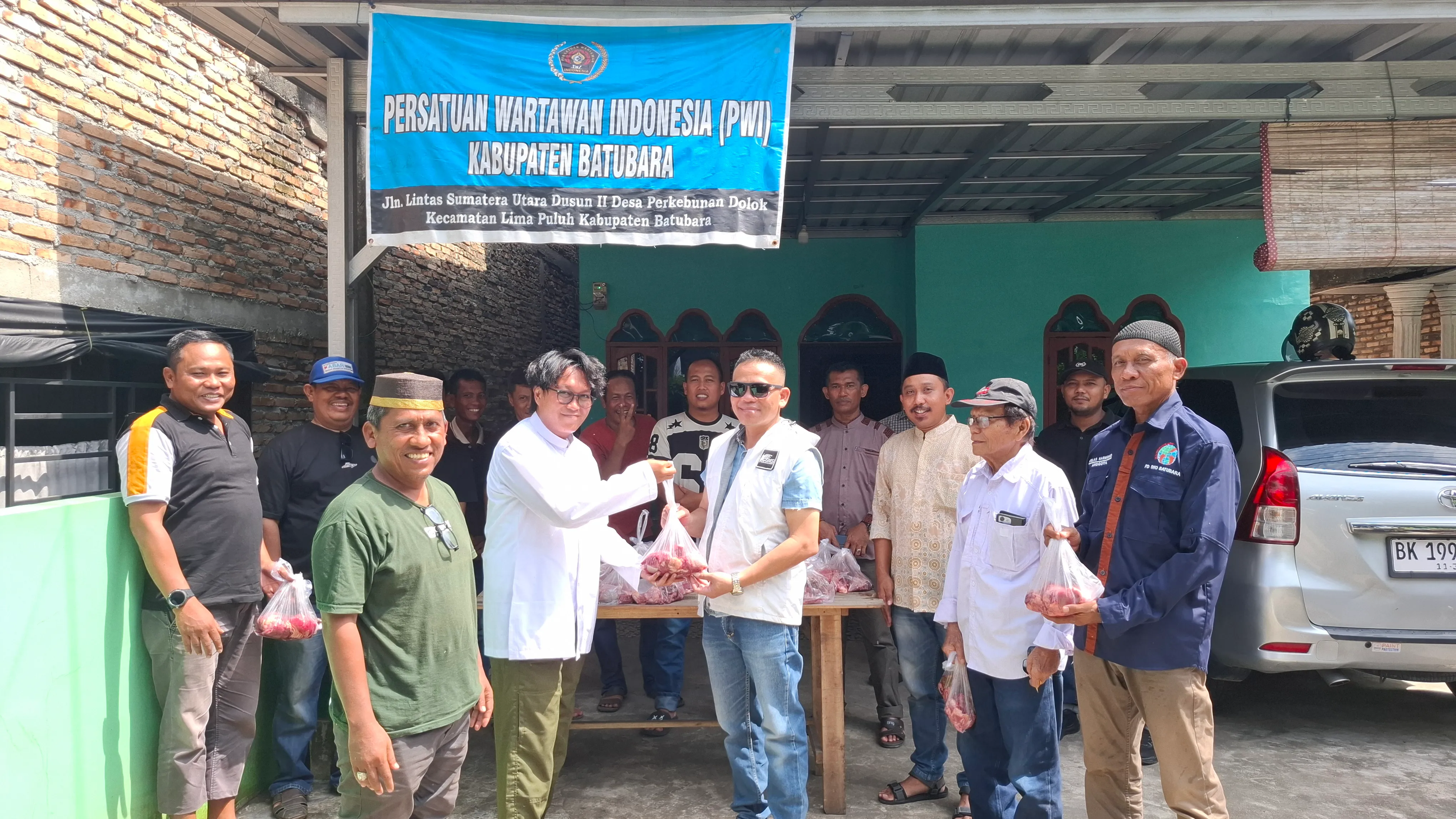 PWI Batu Bara Bagi Puluhan Paket Qurban, Solidaritas Wartawan Difokuskan