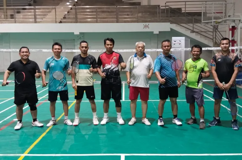 Jaga Kebugaran dan Sinergitas, Kasat Reskrim dan Kabag Log Polres Padang Lawas Gandeng Warga Lewat Badminton