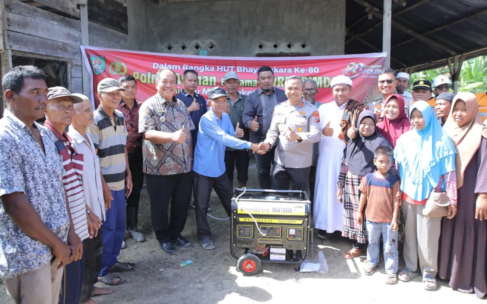 Bupati dan Kapolres Asahan Serahkan Bantuan Satu Unit Genset kepada Warga Terisolir Listrik