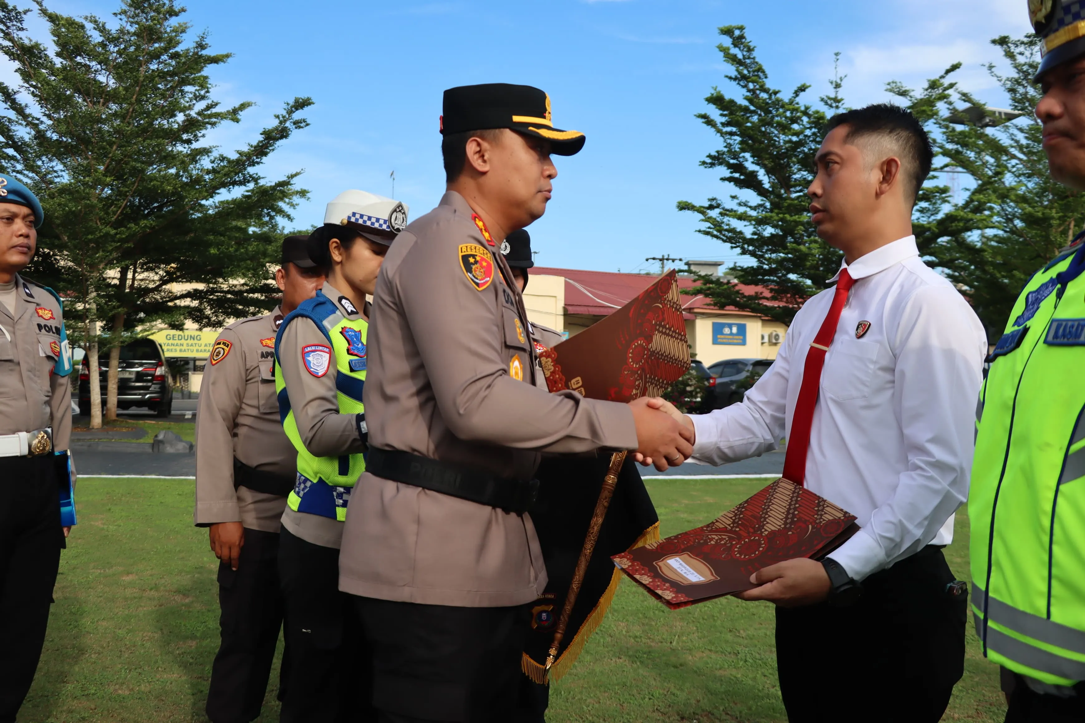 38 Personel Polres Batu Bara Terima Penghargaan