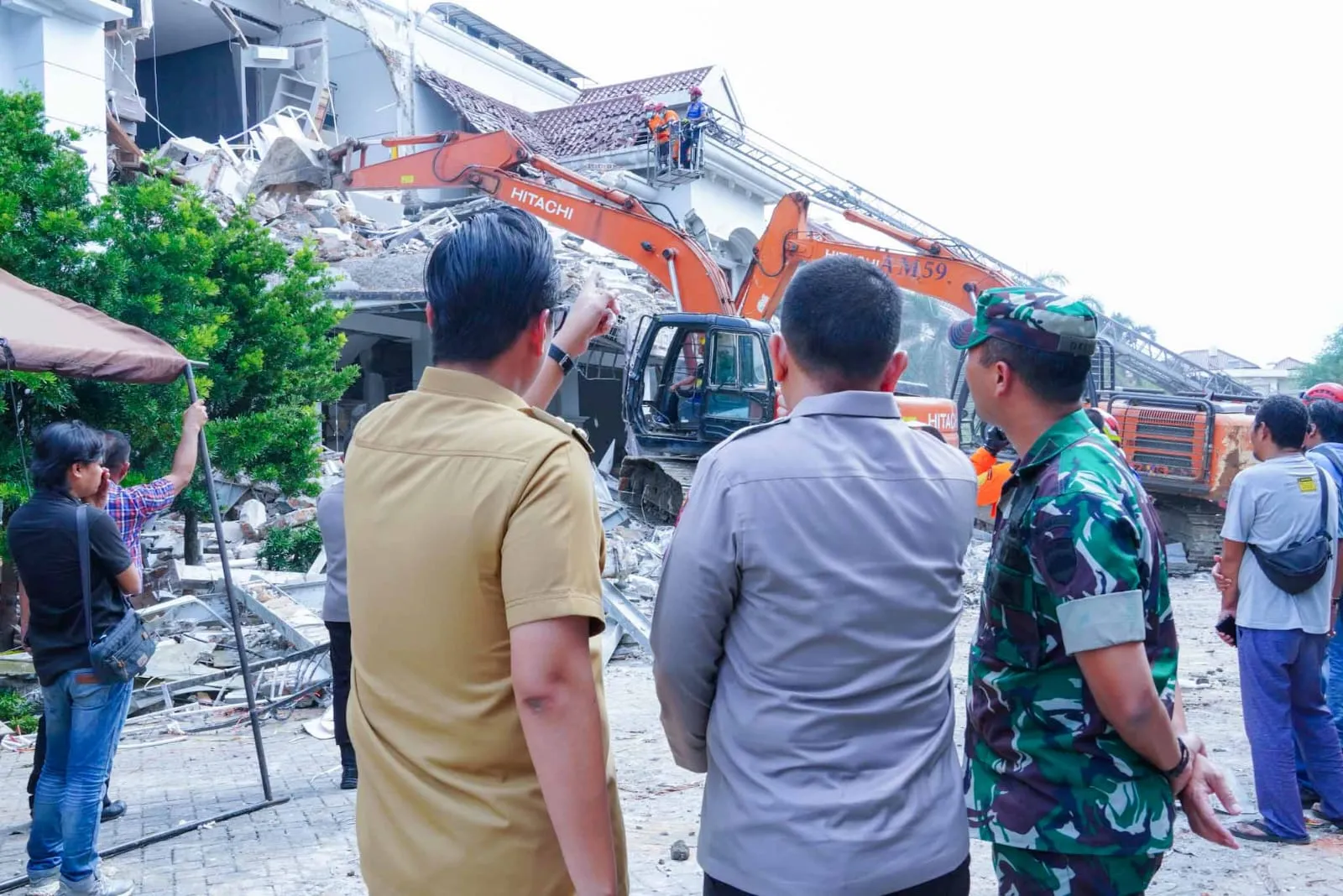Rico Waas Kerahkan Alat Berat dan Tim Medis Tangani Ledakan Grand Polonia