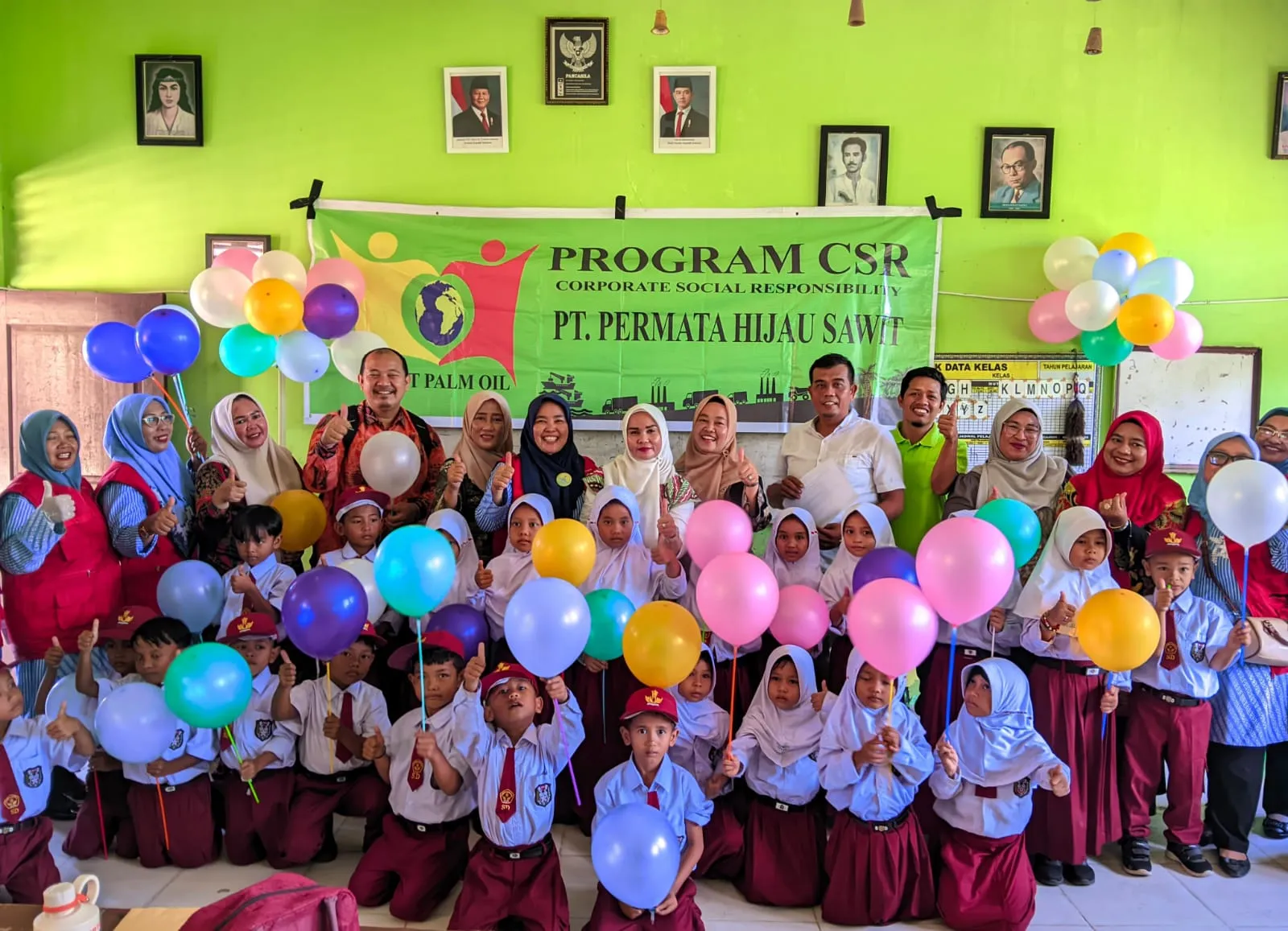 PT Permata Hijau Sawit Berikan Souvenir kepada Siswa Peserta Imunisasi
