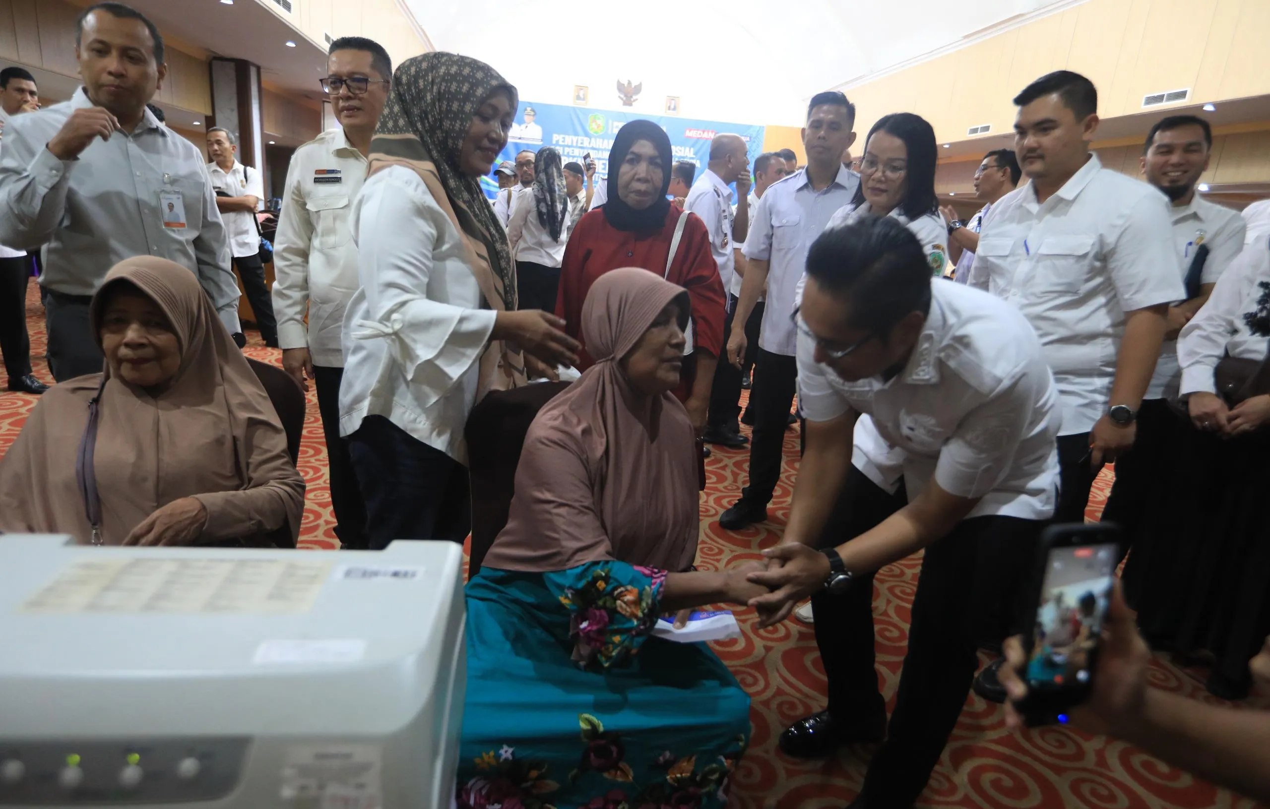 Bantuan PKH Kota Medan Disalurkan,Rico Waas Serahkan kepada 10.000 Warga Lansia dan Disabilitas