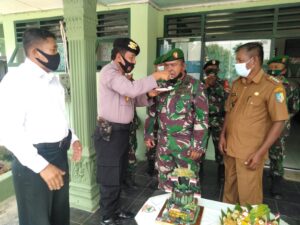 Kapolsek Airputih AKP Sandi Rayakan HUT TNI Ke 75 Dengan Mendatangi Danramil 02/AP Kapten Inf. Iskandar