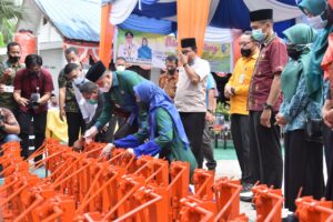 Pemulihan Ekonomi , Bupati Batu Bara Bantu Alat Pres Pisang Sale di Desa Sumber Makmur