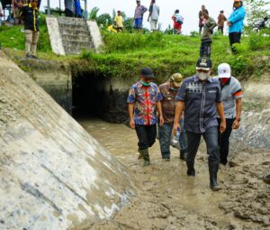 Bupati Batu Bara Zahir Tinjau Pengerjaan Normalisasi Sungai Serba Jadi