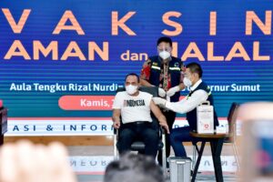 Edy Rahmayadi Pertama Disuntik Vaksin Di Sumut.