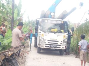 Kades Mekar Laras Batu Bara Pasang Tiang Listrik, Masyarakat Terimakasih