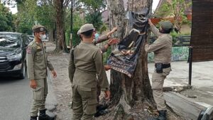 Satpol PP Sumut dan Kota Medan Tertibkan Reklame Menyimpang