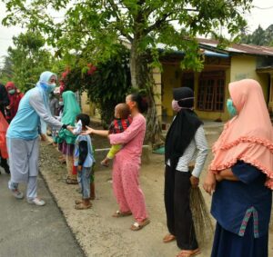 PKK-Dharma Wanita Batu Bara Berbagi Nasi Bungkus Ke Masyarakat