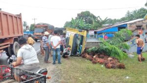 Truk Pengangkut Kelapa Sawit Terguling, Hantam Pagar Gereja