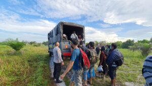 Polsek Lima Puluh Amankan 31 TKI Ilegal di Perairan Desa Gambus Laut