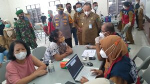 Bupati Zahir dan Kapolres Batu Bara AKBP Ikhwan Lubis Hadiri Vaksinasi Di Kecamatan Airputih. 