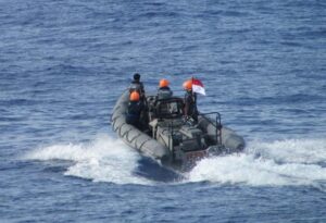 KRI JOL-358 Selamatkan WNA Saat Terapung Di Natuna