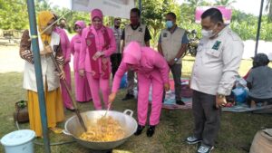 Ketua Kartini KSJ Dr. Henny Ikhwan Tinjau Dapur Umum Isoman. 