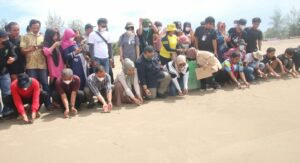 Jaga Kelestarian Alam, Bupati Dolly Pasaribu Lepas Ratusan Tukik di Pantai Muara Opu 