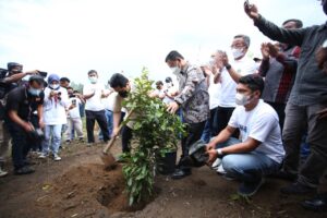 Menteri Erick Thohir Bersama INALUM Lakukan Penanaman Pohon Kawasan Danau Toba