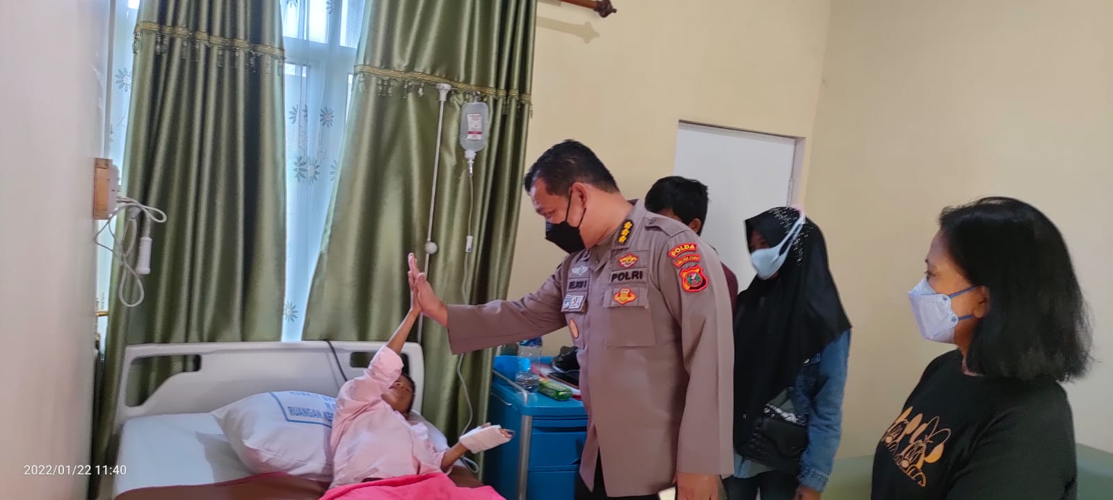 Kapolres Labuhan Batu AKBP Nelson mengunjungi Aldi penderita tumor.(Ist)