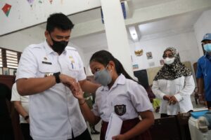 Bobby Tinjau Vaksinasi Anak di SDN Medan Maimun