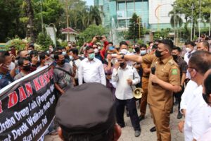 Supir Angkot Demo Balai Kota Medan Bus TMD Tetap Gratis