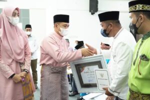 Bupati Zahir Beri Penghargaan Kepada Pembina Al-Qur’an