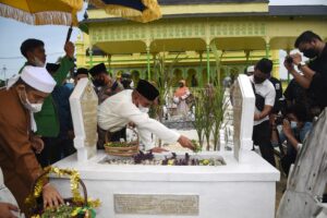 Edy Rahmayadi Ziarah ke Makam Pahlawan Tengku Amir Hamzah