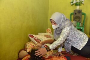 Ketua YKI Batu Bara Ny. Maya Zahir Kunjungi Bella Puspita Penderita Osteosarcoma