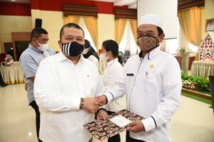 Bupati Tapsel Serahkan SK CPNS dan PPPK