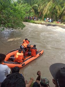 Remaja Tenggelam di Sungai Limau Manis Belum Ditemukann.