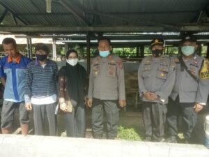 Kapolsek Indrapura Bersama Dokter Hewan Cek Ternak Sapi 