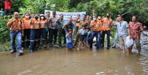 Agincourt Resources Lepas Ribuan Bibit Ikan Endemik di Lubuk Larangan Sungai Batu Horing