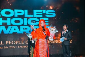 Ny. Maya Terima Penghargaan Internasional People Choice Award 2021-2022