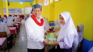 H.Waris Thalib Serahkan Santunan Anak Yatim di SMPN I Tanjungbalai