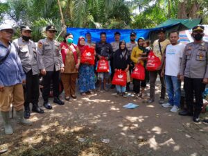 Polsek Indrapura Bantu Warga Korban Banjir Desa Sukaraja Batu Bara