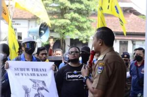 Bupati Pacitan Temui Aksi Demo Mahasiswa Tolak Kenaikan Harga BBM 