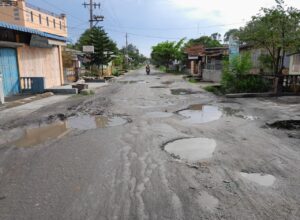 Tidak Kunjung Diperbaiki, Jalan Syarifudin Indrapura Batu Bara Rusak Parah