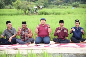 Bupati Dolly Ngopi Bareng dengan Warga Hatabosi