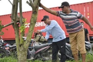 Personil Polsek Indrapura Gotong Royong Bersama Bupati Batu Bara