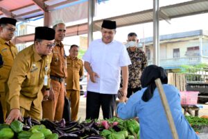 Bupati Zahir Borong Sayuran di Pasar Inpres Tanjung Tiram