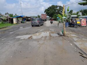 Jalan Acess Road Kuala Tanjung Rusak Parah, Masyarakat Tanam Pisang.