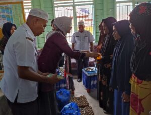 Ketua PKK Tapsel Serahkan Bantuan Sembako kepada Lansia