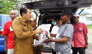 Kominfo Batu Bara dan Kadin Berbagi Salurkan Bantuan Korban Banjir