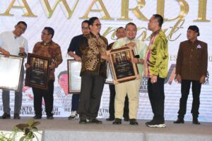 Bupati Tapsel Dolly Pasaribu Terima Anugerah Sahabat Pers