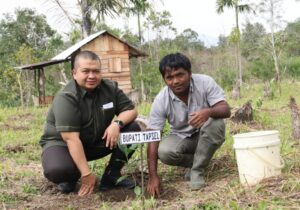 Bupati Dolly Serahkan Berbagai Bantuan kepada 5 Koptan