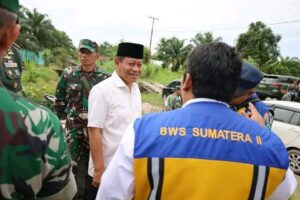 Pemkot Tanjungbalai Tanggulangi Penyebab Banjir Melakukan Pengerukan Sungai