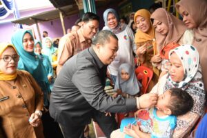 Bupati Bersama Ketua PKK Canangkan Sub PIN Polio Tahap I kepada Anak Tapsel