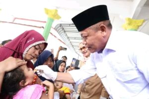 Wali Kota Waris Tholib Teteskan Vaksin Polio kepada Balita di Kantor Camat Datuk Bandar