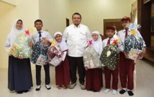 Bupati Dolly Jamu Enam Siswa Peserta Festival Tunas Bahasa Ibu