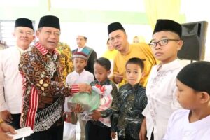 Wali Kota Waris Serahkan Santunan 350 Anak Yatim Group Berkah Pesta Aini