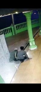 Dua Pria Bajingan Mencuri Kotak Infak Masjid Tertangkap Kamera CCTV